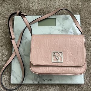 Armani exchange Adjustable shoulder strap
Magnetic fastening
Internal pocket